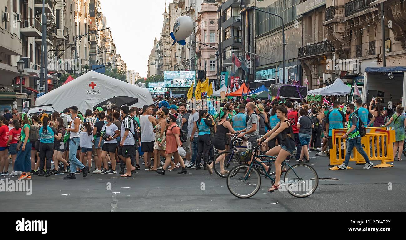 Aktivisten versammeln sich in der Nähe des Kongressgebäudes in Buenos Aires, Argentinien, während Gesetzgeber über die Legalisierung von Abtreibungen diskutieren Stockfoto