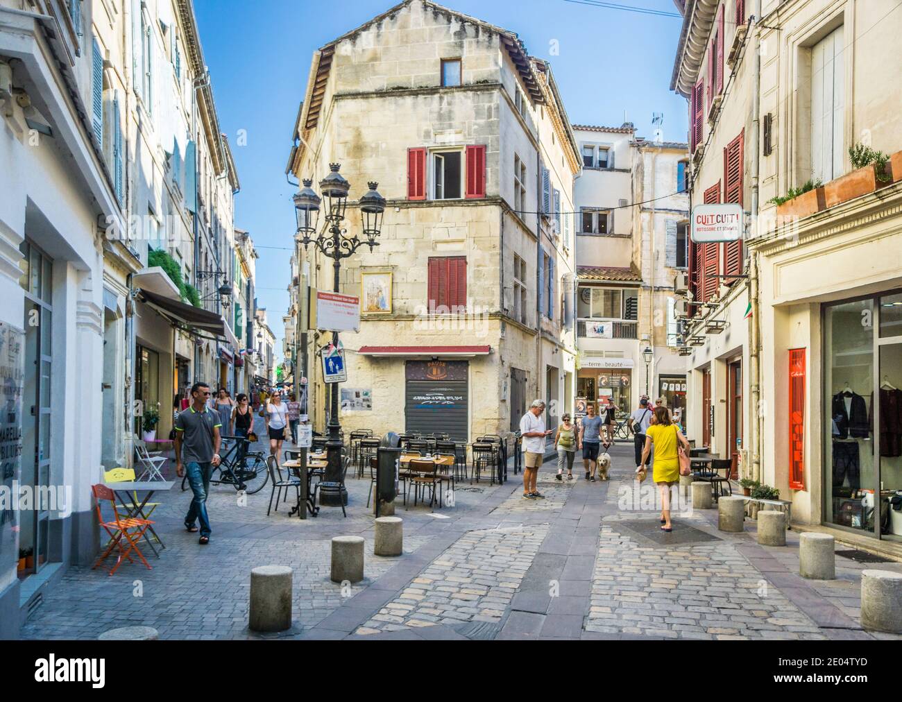 Rue de l'Hôtel de ville und Rue du Dr Fanton, enge, aber lebendige Straßen in der antiken Stadt Arles, Departement Bouches-du-Rhône, Südfrankreich Stockfoto