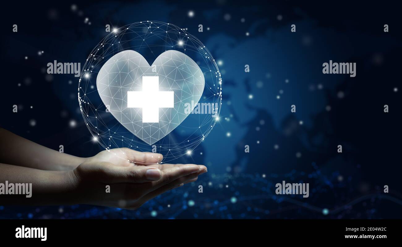 Hand hält ein weißes Herz mit weißem Kreuz Symbol. Hintergrund der Weltkarte. Gesundheitswesen, Krankenversicherung, Wohltätigkeitsorganisation und Medizin Konzept. Speicherplatz kopieren. Stockfoto