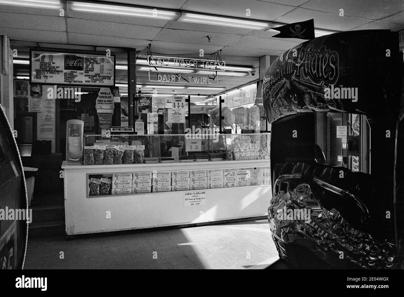 Das Innere einer klassischen Arkade auf der Promenade in Salisbury Beach, Massachusetts. Neben den Spielen im Untergrund gibt es eine kleine Snackbar, die Sal anbietet Stockfoto