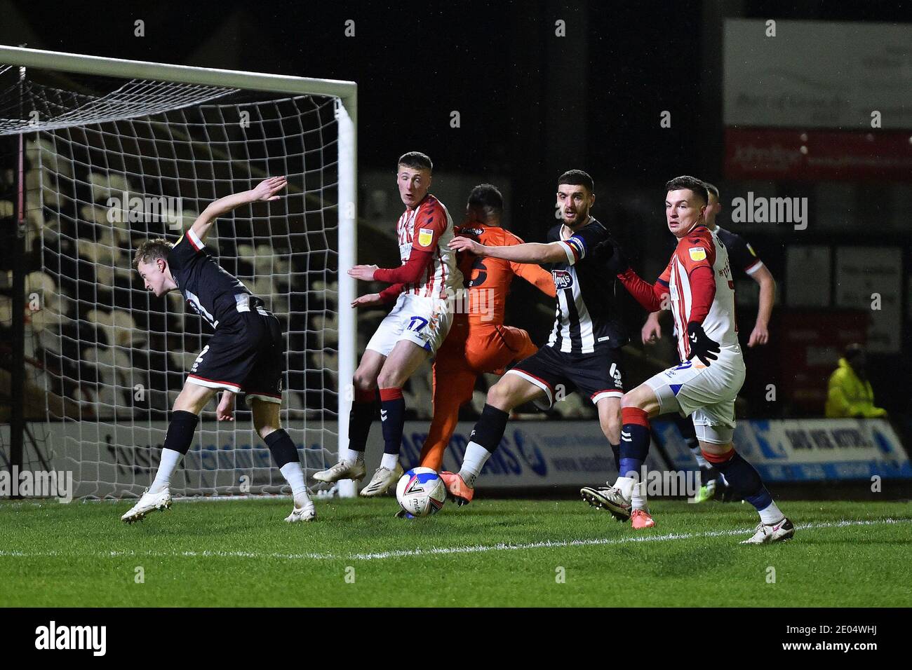 GRIMSBY, ENGLAND. 29. DEZEMBER: Jordan Barnet von Oldham Athletic sorgt für Chaos in der Grimsby-Verteidigung, die von Zak Dearnley von Oldham Athletic und Luke Waterfall of Grimsby Town während des Sky Bet League 2-Spiels zwischen Grimsby Town und Oldham Athletic am Dienstag, 29. Dezember 2020 im Blundell Park, Cleethorpes beobachtet wurde. (Kredit: Eddie Garvey, Mi News) Kredit: MI Nachrichten & Sport /Alamy Live Nachrichten Stockfoto