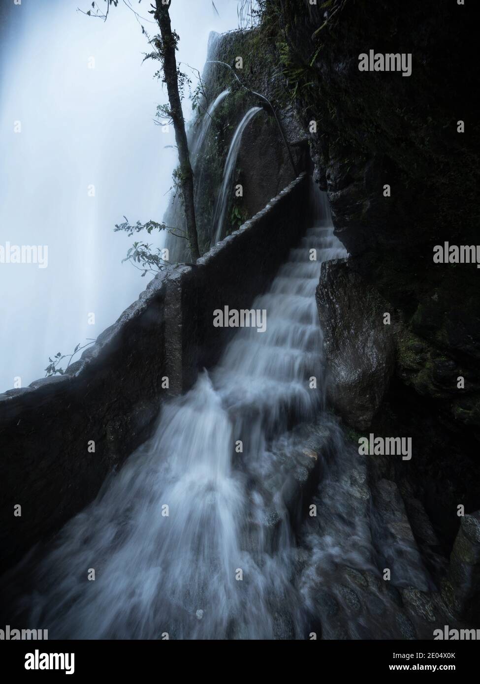 Wasser fließt die Treppe hinunter am Kessel von Pailon del diablo Devils Der höchste Wasserfall fließt Rio Pastaza Fluss Kaskaden Route Banos Tungurahua Amazonas Stockfoto