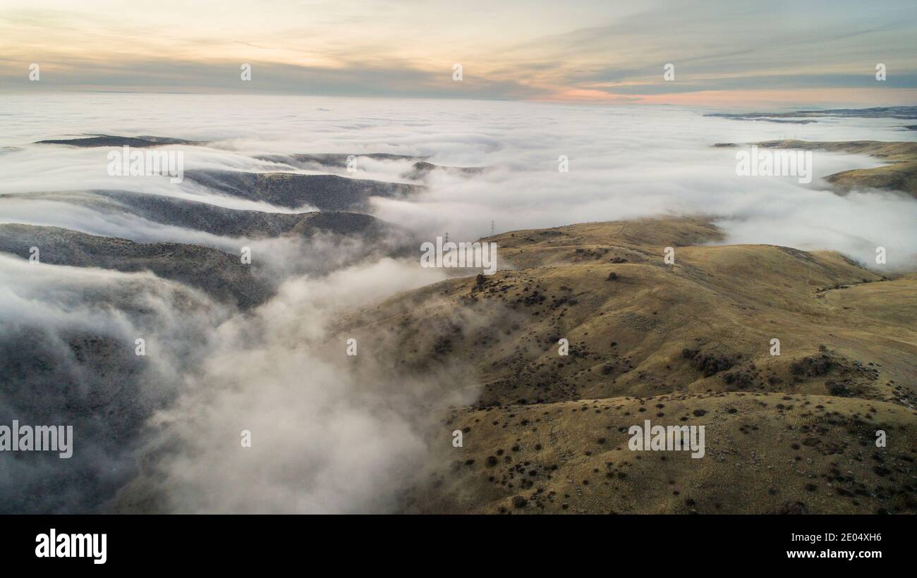 Nebelwand, die über den Berg hinein in die canyon Stockfoto