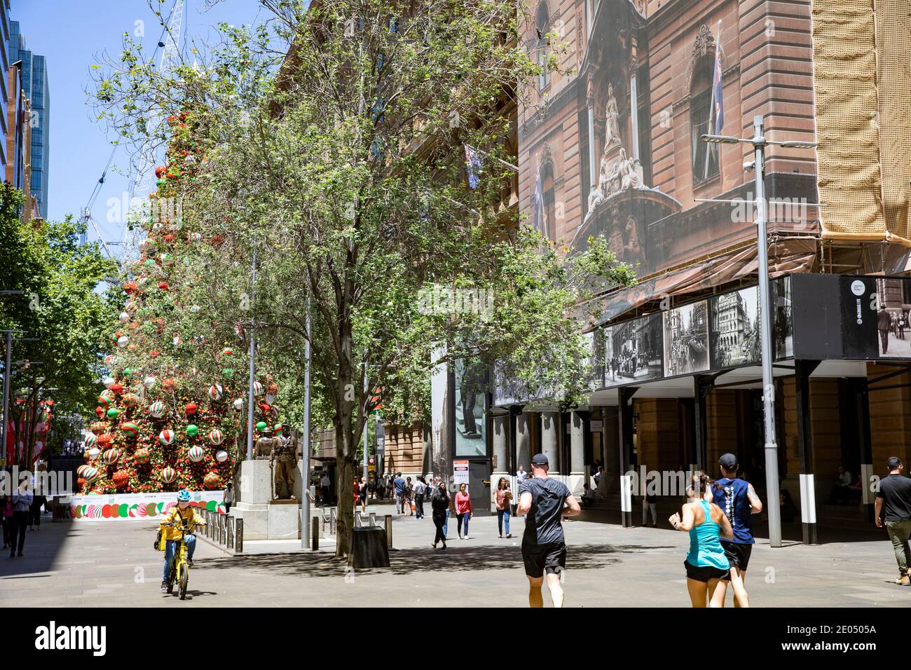 Sydney feiert Weihnachten mit riesigen Weihnachtsbaum und Dekorationen errichtet Im Martin Place, Stadtzentrum von Sydney, NSW, Australien Stockfoto