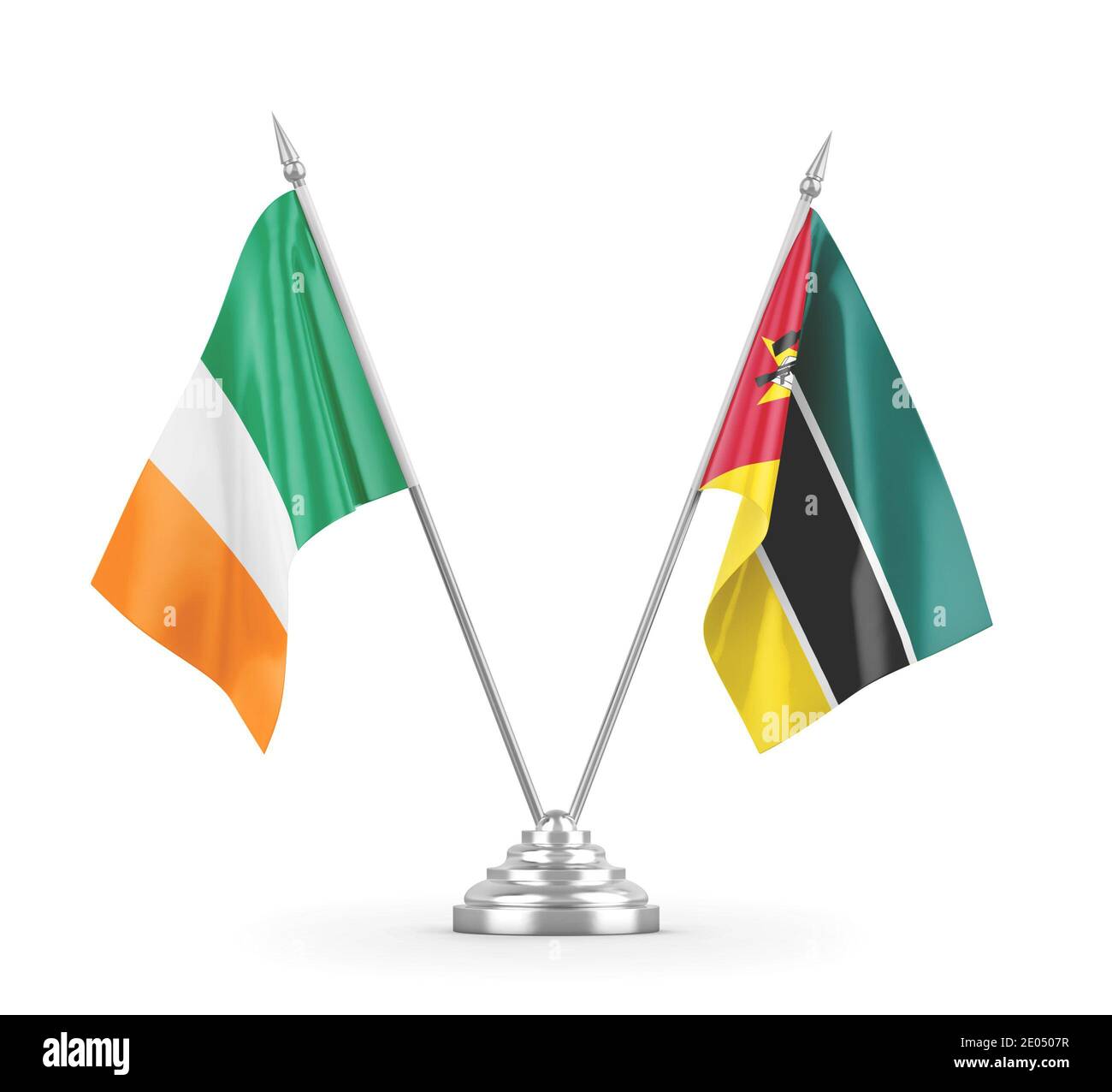 Mosambik und Irland Tischflaggen isoliert auf weißem 3D-Rendering Stockfoto