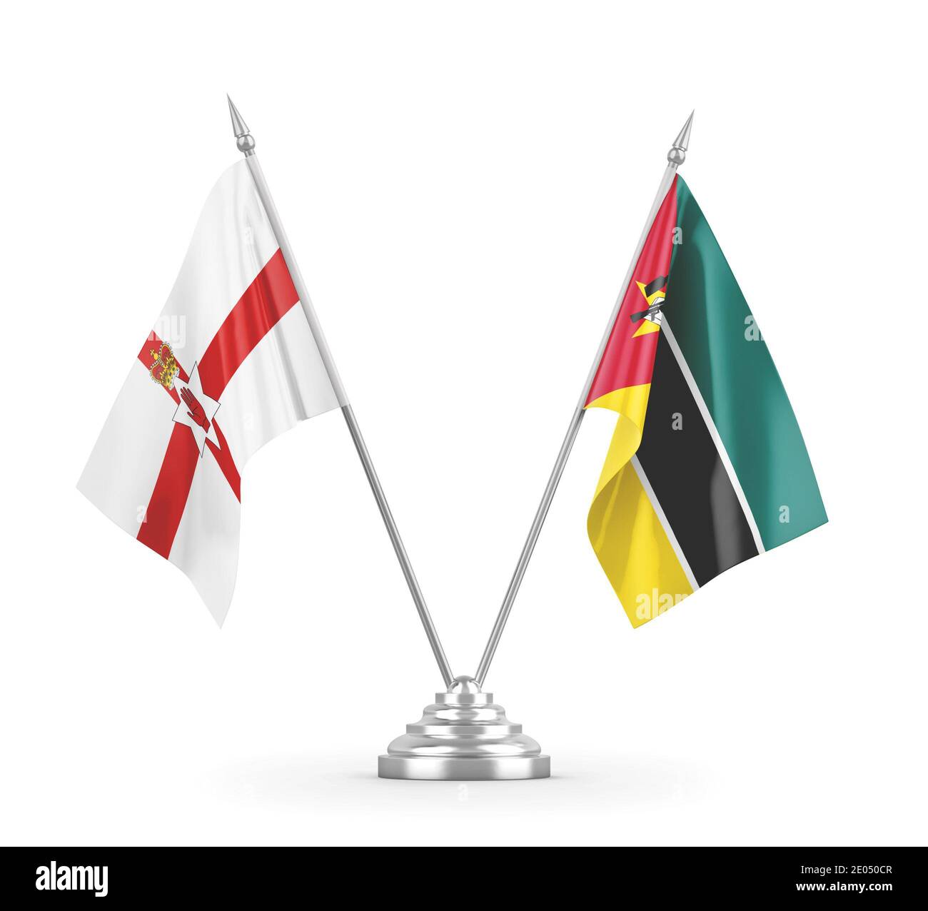 Mosambik und Nordirland Tischflaggen isoliert auf weißem 3D Rendering Stockfoto