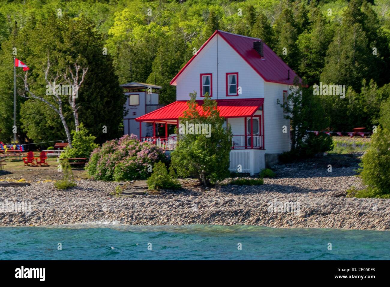 Aus der Nähe mit einem Cottage auf der abgeschiedenen Lake Huron Insel. Spektakuläre Landschaft im Sommer in Georgian Bay in ON, Kanada. Es gibt über 30,000 isla Stockfoto