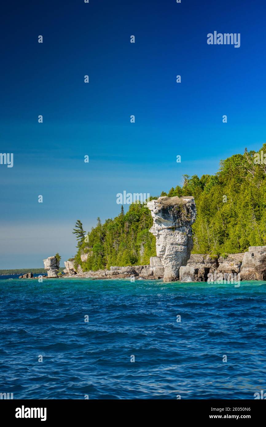 Blick auf die besondere Blumentopf-Felsformation am Lake Huron, ON. Spektakuläre Landschaft im Sommer in Georgian Bay in ON, Kanada. Es gibt über 30,00 Stockfoto