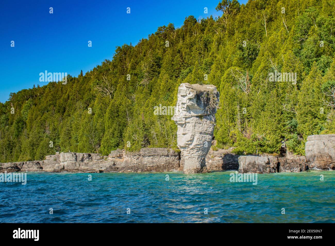 Spezielle Felsen am Ufer des unbekannten Lake Huron Island, ON. Spektakuläre Landschaft im Sommer in Georgian Bay in ON, Kanada. Es gibt über 30,000 i Stockfoto