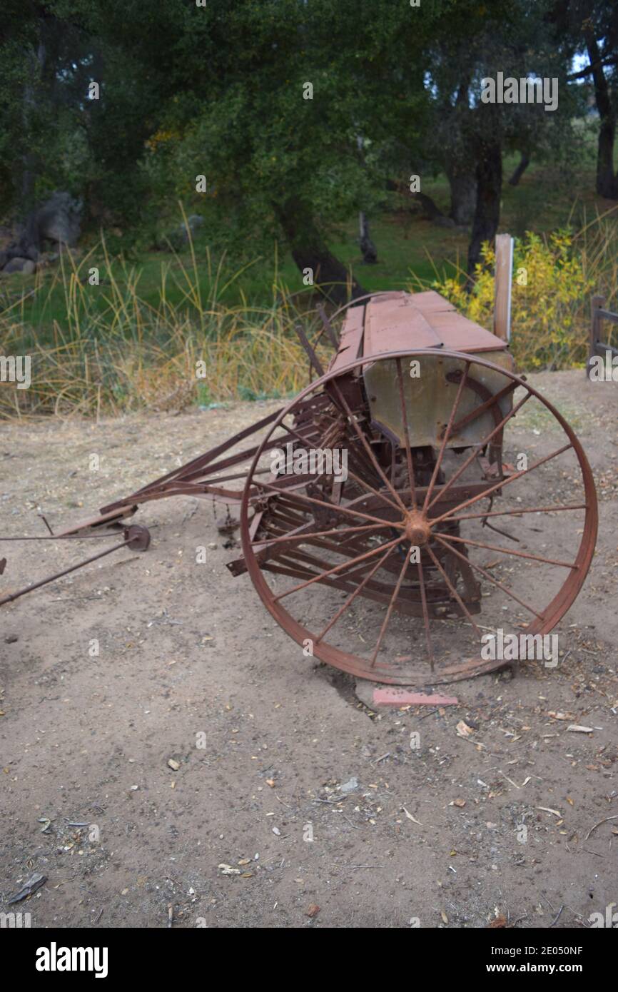 Alte landwirtschaftliche Ausrüstung auf Daley Ranch, Escondido, Kalifornien. Stockfoto