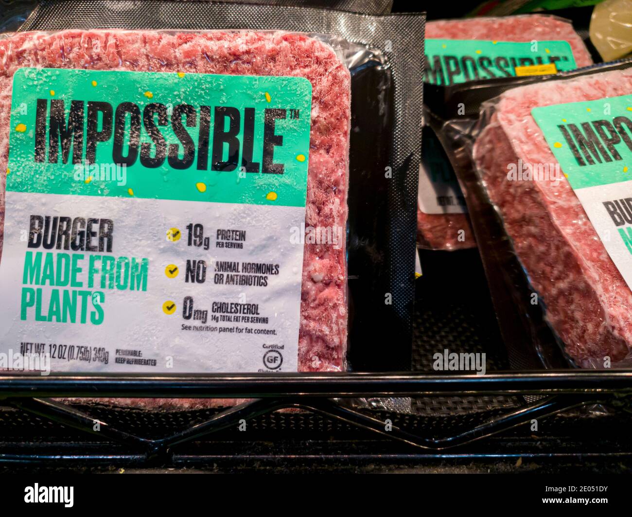 Rockville, MD, USA 12-21-2020: Packungen von gefrorenen Impossible Burgers auf Supermarktkühlregalen. Es ist eine innovative Fleischalternative auf pflanzlicher Basis Stockfoto