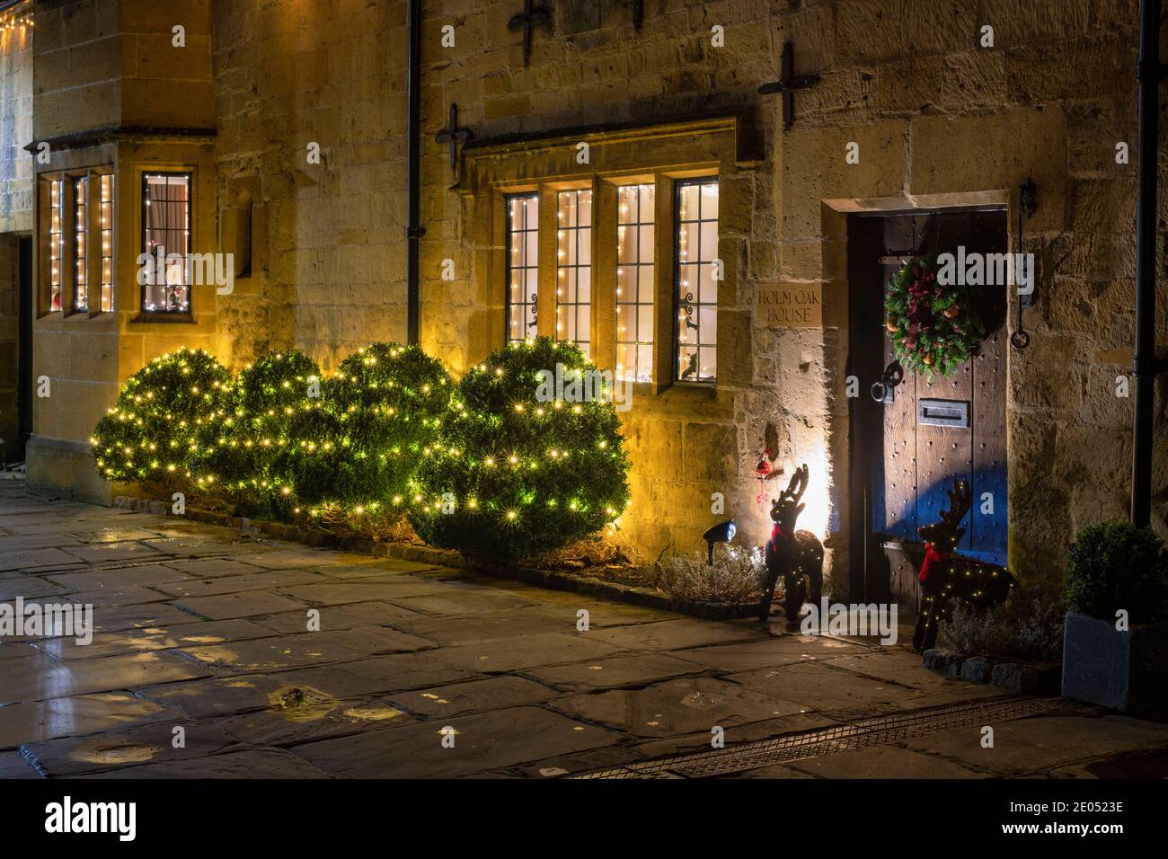 Chipping Campden Stadthaus mit weihnachtsschmuck in der Nacht. Chipping Campden, Cotswolds, Gloucestershire, England Stockfoto