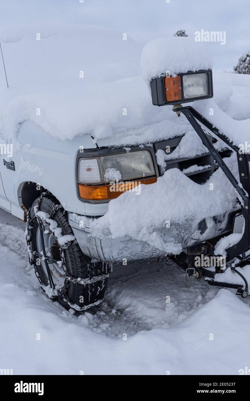 Snow chains truck -Fotos und -Bildmaterial in hoher Auflösung – Alamy