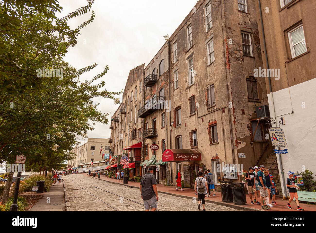 Savannah, GA, USA 07-04-2018: Blick auf die Altstadt von Savannah mit Touristen zu Fuß auf Kopfsteinpflaster Straßen, lokale Geschäfte Stockfoto