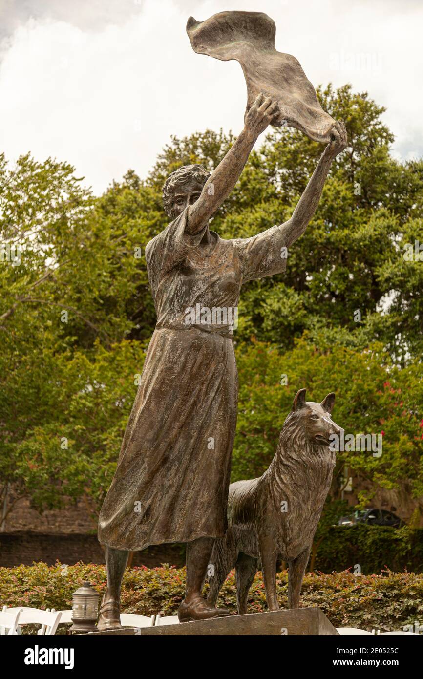Savannah, GA, USA 07-04-2018: Die Waving Girl Statue von Florence Martus am Flussufer von Savannah. Dieses Mädchen begrüßte alle vorbeifahrenden Schiffe ich Stockfoto