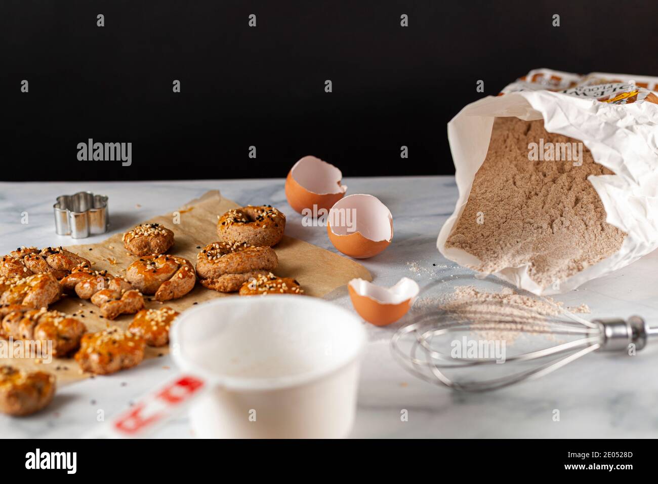 Blick auf frische aus dem Ofen handgemachte Kekse und Kekse mit Vollkornmehl, Ei und dekoriert mit Sesam und Mohn. Sie sind auf Backen Stockfoto