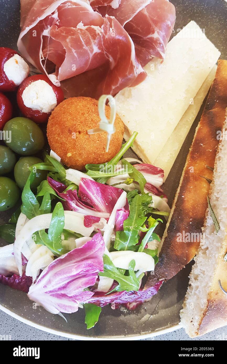 Teller mit italienischem Essen Stockfoto