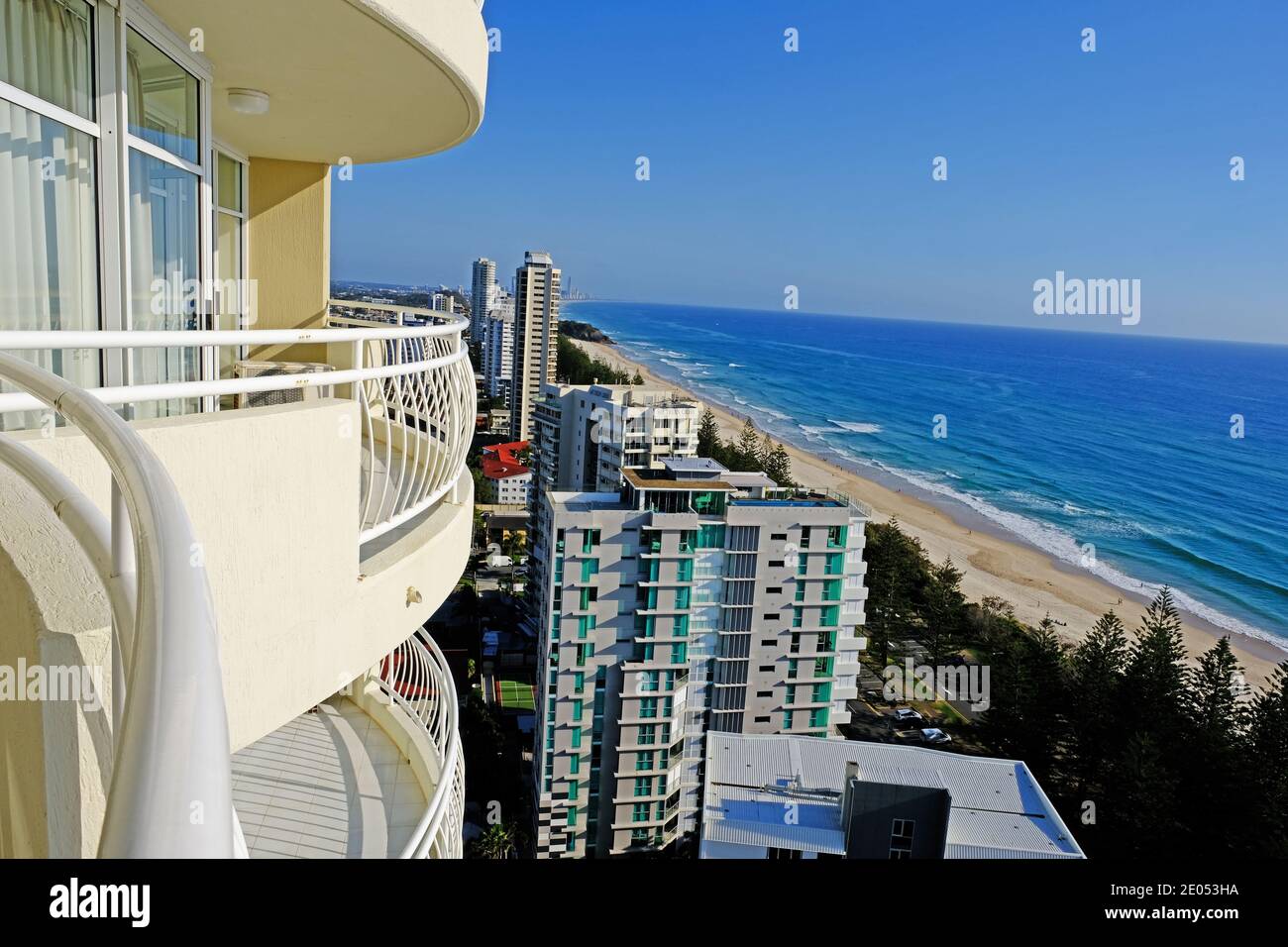 Blick vom Balkon eines Hochhauses in Burleigh Heads in Australien Stockfoto
