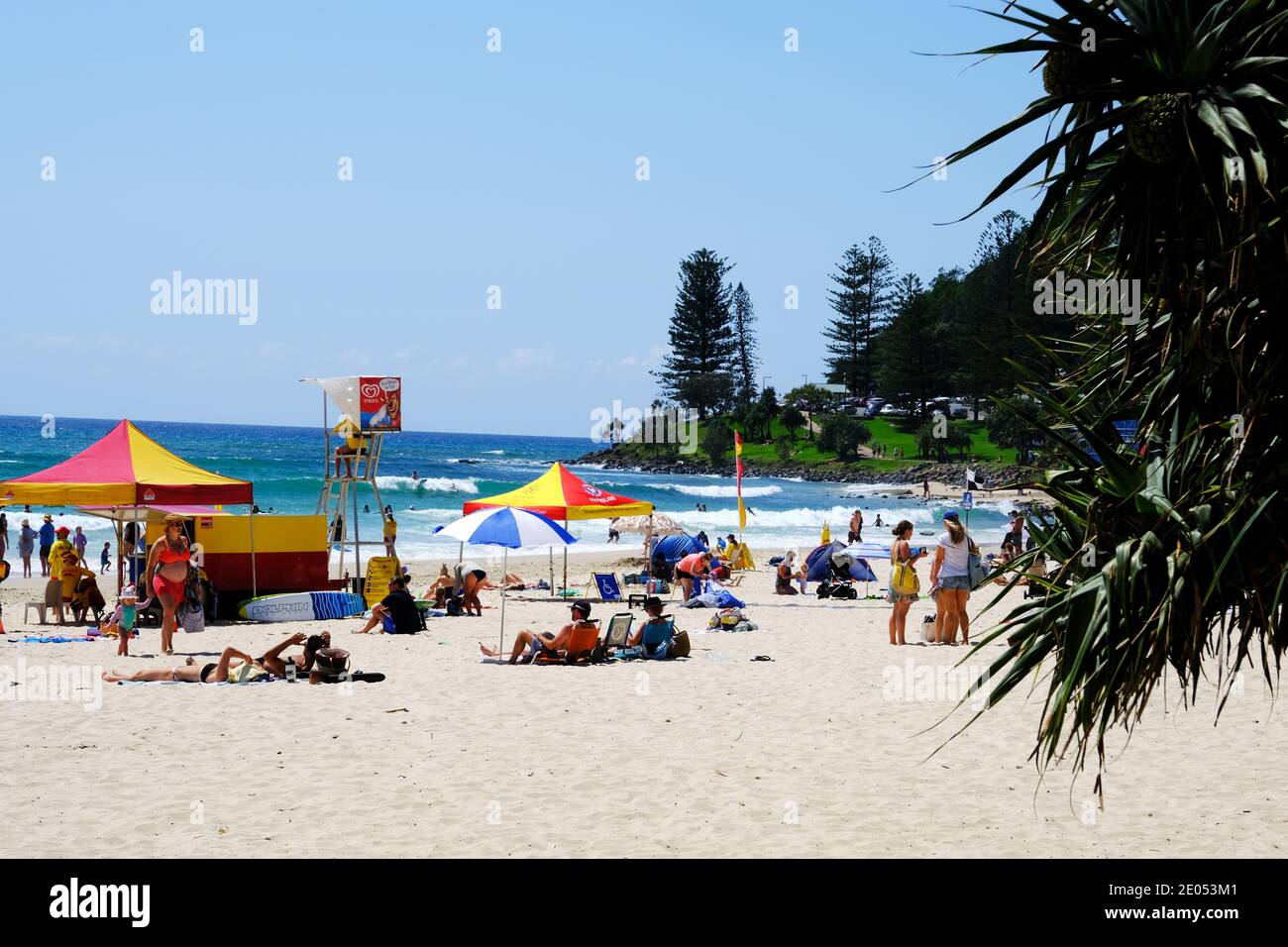 Die Leute genießen den Strand und surfen im Burleigh Heads in Australien Stockfoto