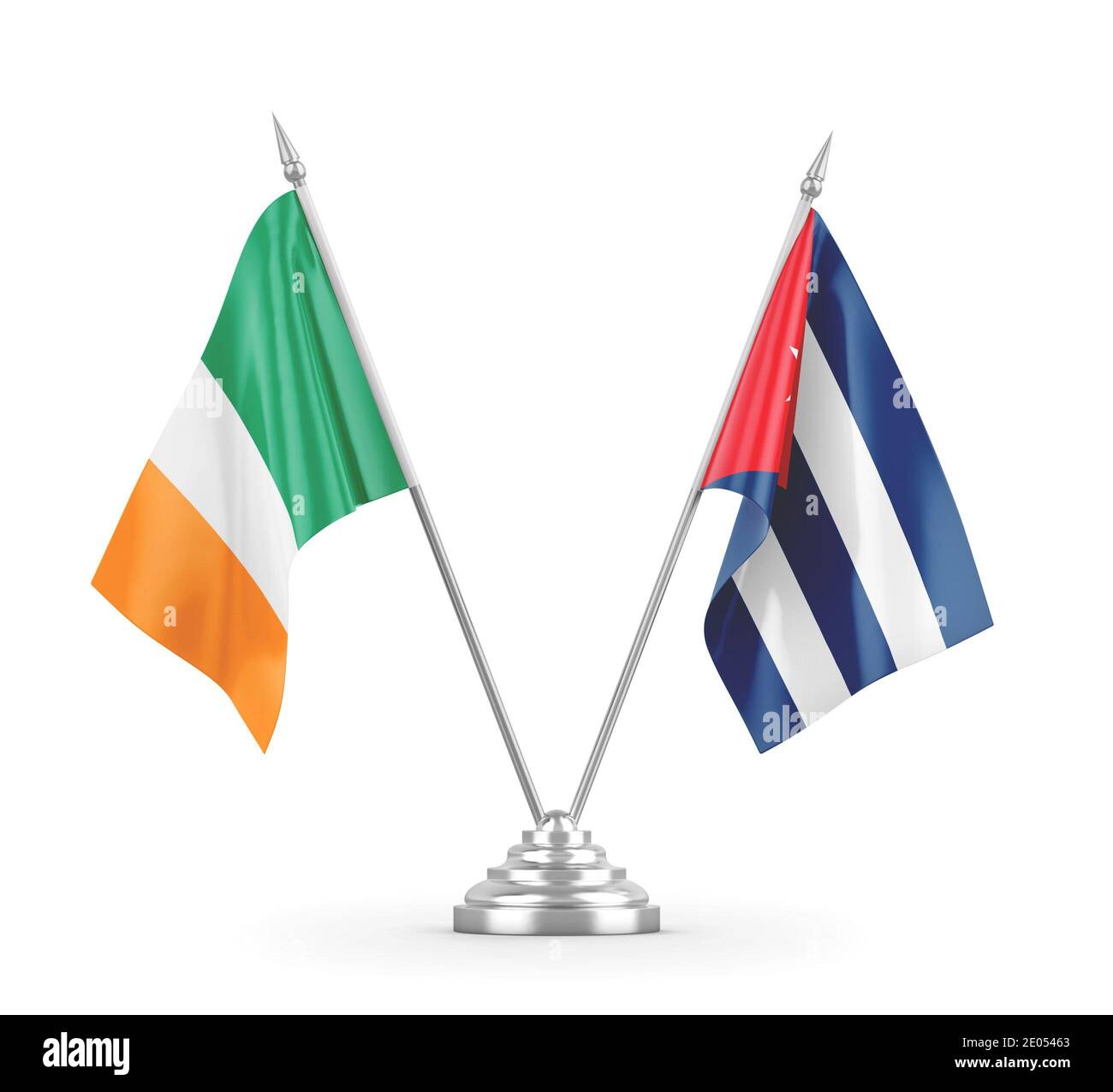 Cuba und Irland Tischflaggen isoliert auf weißem 3D-Rendering Stockfoto