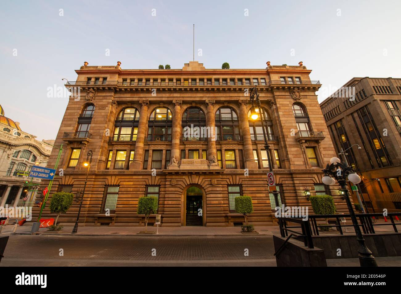 Hauptsitz der Bank of Mexico in der Nr. 2 der Avenida 5 de Mayo im historischen Zentrum von Mexiko-Stadt, CDMX, Mexiko. Dieses Gebäude ist ein UNESCO-Weltkulturerbe. Stockfoto