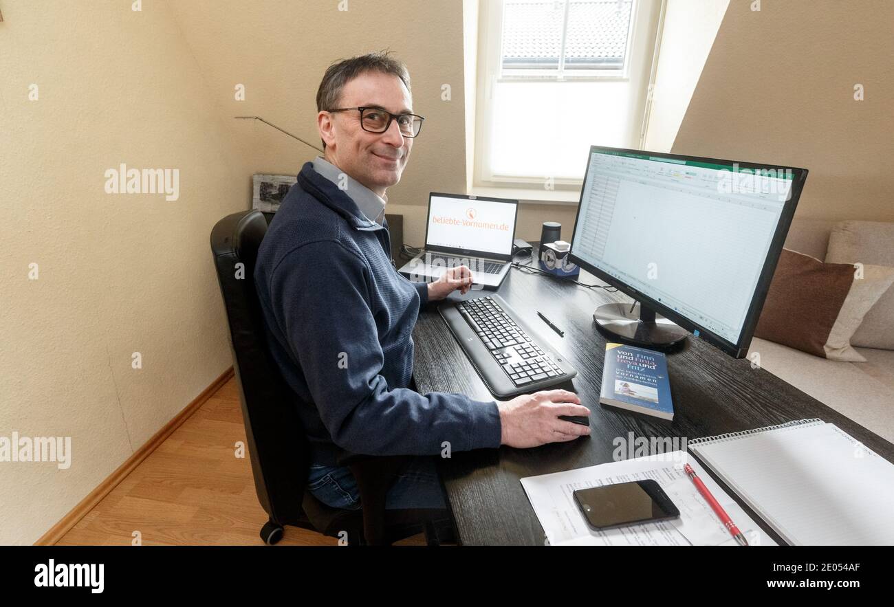 Ahrensburg, Deutschland. Dezember 2020. Ahrensburger Vorname-Experte Knud  Bielefeld sitzt an seinem Schreibtisch in seinem Heimbüro. Seinen Umfragen  zufolge sind die Namen Noah und Mia die beliebtesten Vornamen im  Corona-Jahr 2020. Quelle: Markus