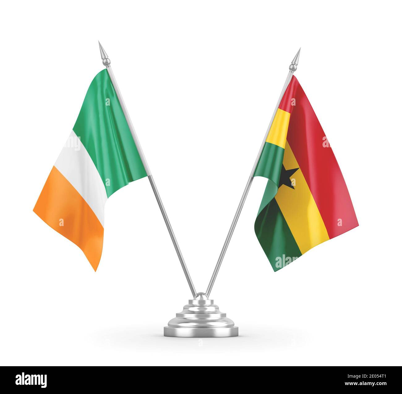 Ghana und Irland Tischflaggen isoliert auf weißem 3D-Rendering Stockfoto