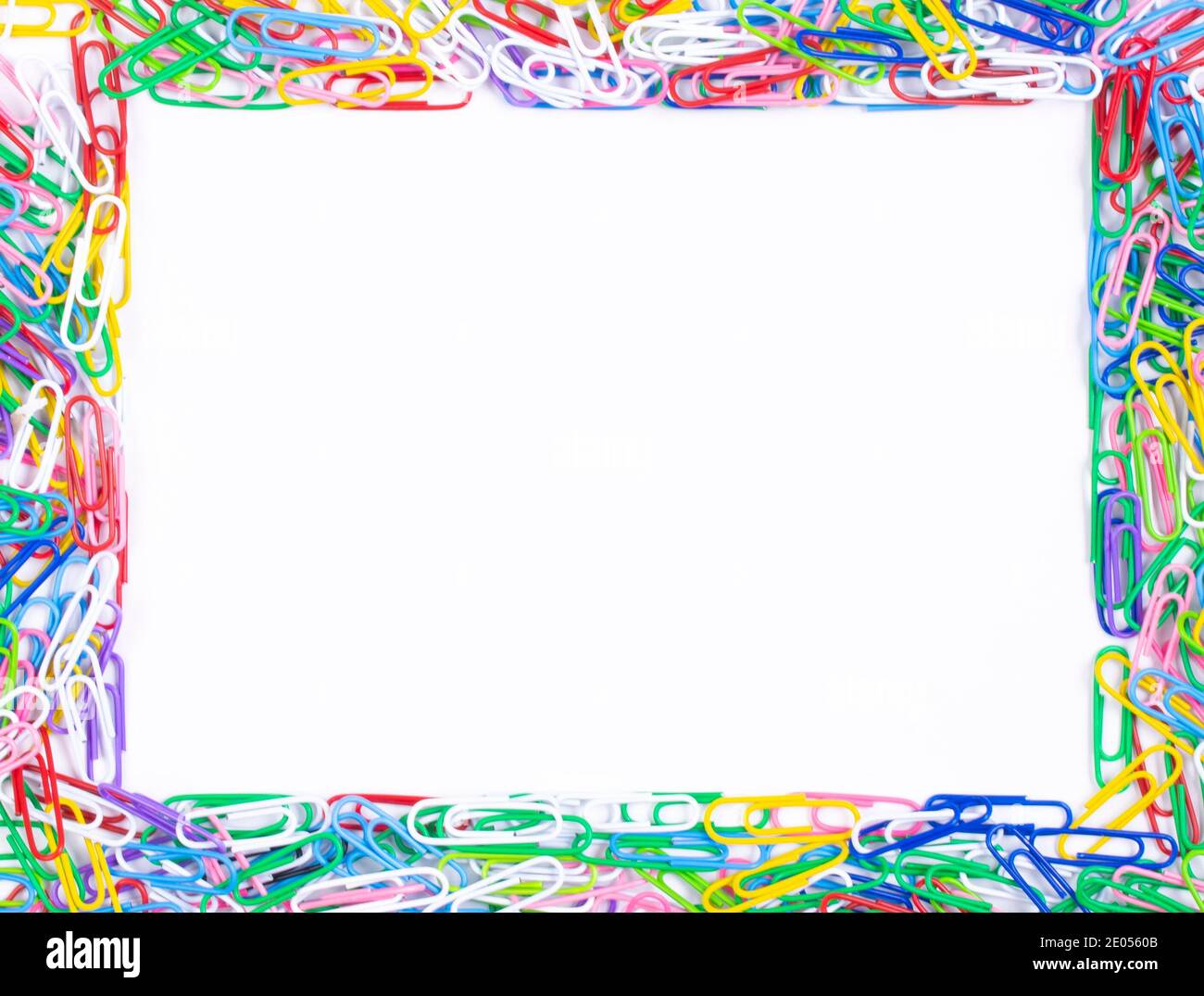 Rahmen aus bunten Büroklammern auf weißem Hintergrund, Draufsicht mit Platz für Text oder Kreativität. Stockfoto