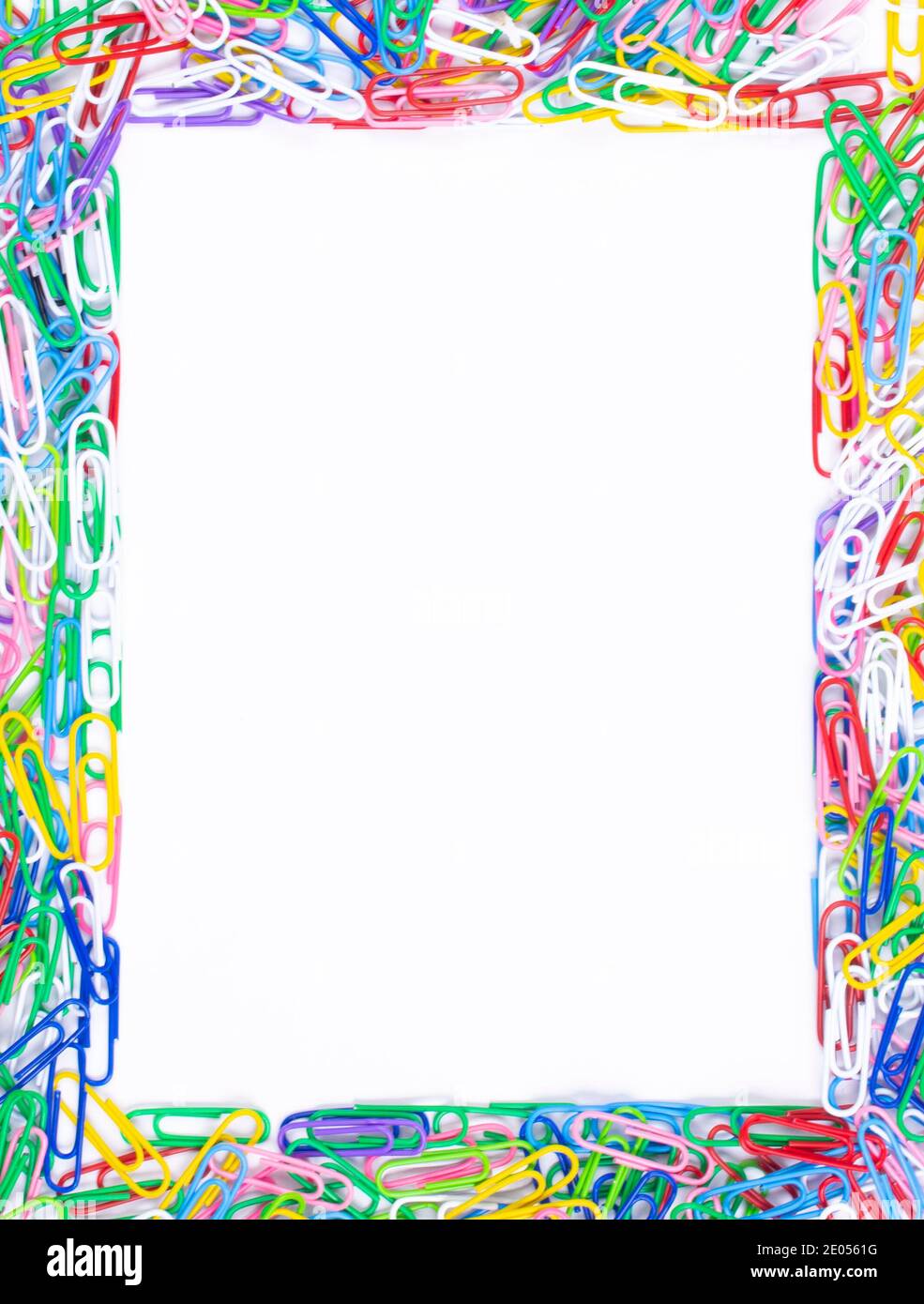 Rahmen aus bunten Büroklammern auf weißem Hintergrund, Draufsicht mit Platz für Text oder Kreativität. Stockfoto