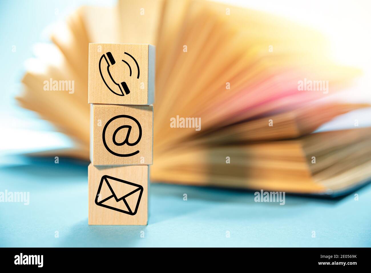 Symbole für Website- und Internetkontakte auf dem Hintergrund eines Öffnen Sie das Buch Stockfoto