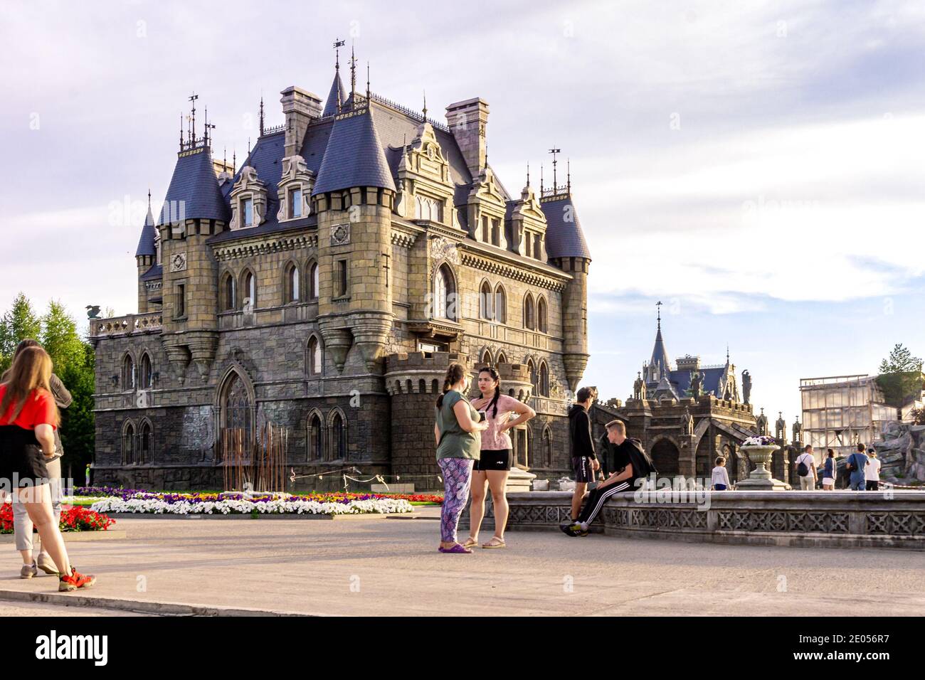 Khryashchevka, Russland, 16. Juli 2020, Garibaldi Burg, Besucher auf dem Gebiet eines Hotels im Bau, stilisiert als eine mittelalterliche Burg Stockfoto