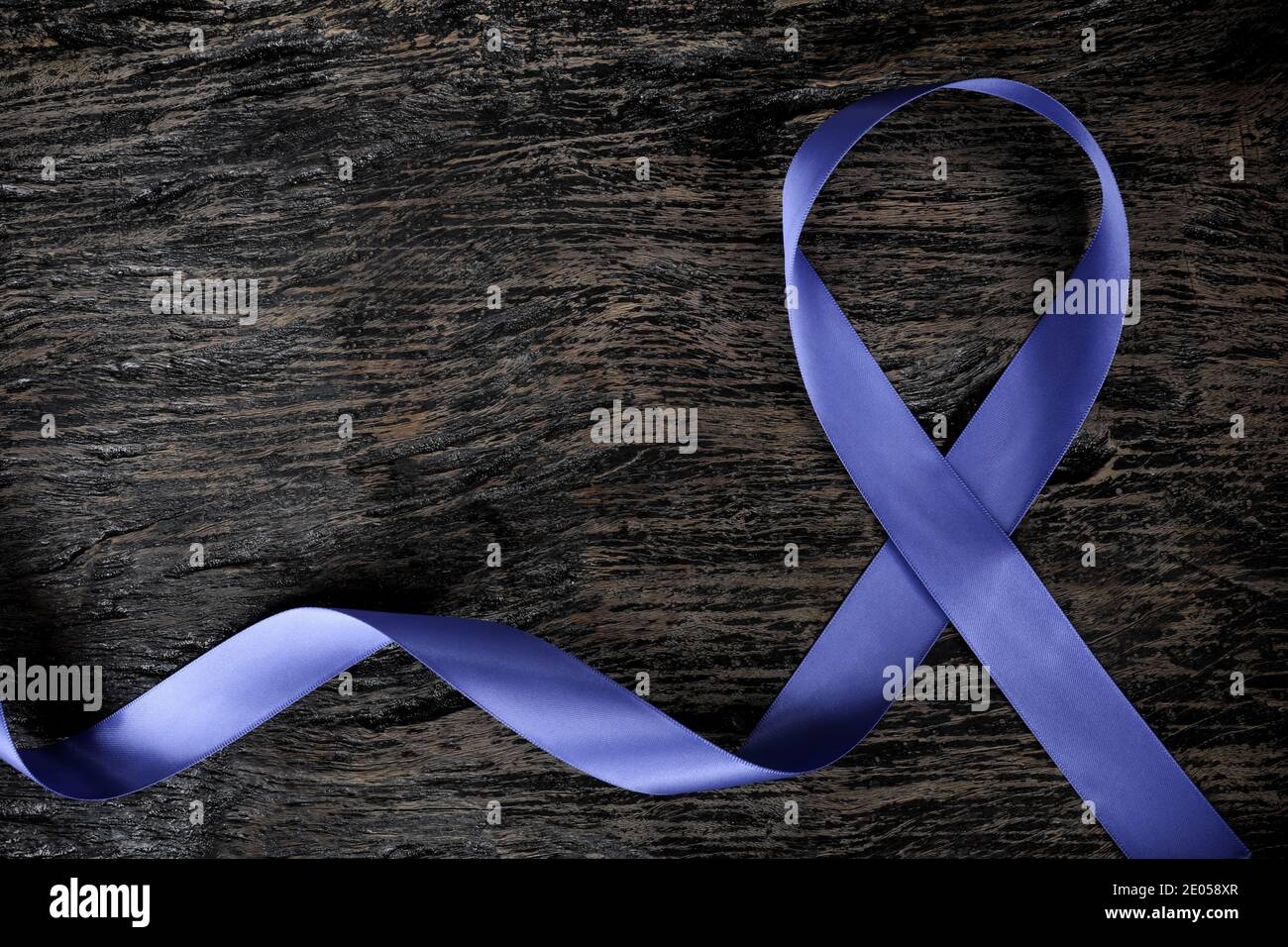 Draufsicht auf Periwinkle blaues Band auf Holzhintergrund mit Kopierraum. Magen-und Speiseröhrenkrebs Bewusstsein, Essstörungen und pulmonalen. Stockfoto