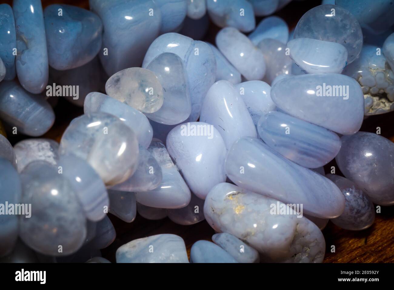 Lila Spitze Achat oder Chalcedon unregelmäßig, Naturstein Perlen Hintergrund. Stockfoto