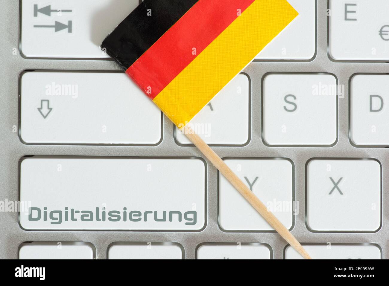 Computer, deutsche Nationalflagge und Digitalisierung Stockfoto