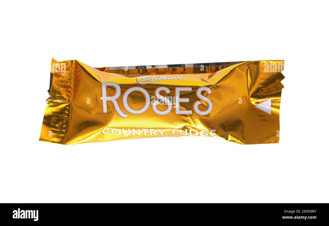 SWINDON, UK - 29. DEZEMBER 2020: Cadbury Roses Country Fudge Schokolade auf weißem Hintergrund. Stockfoto