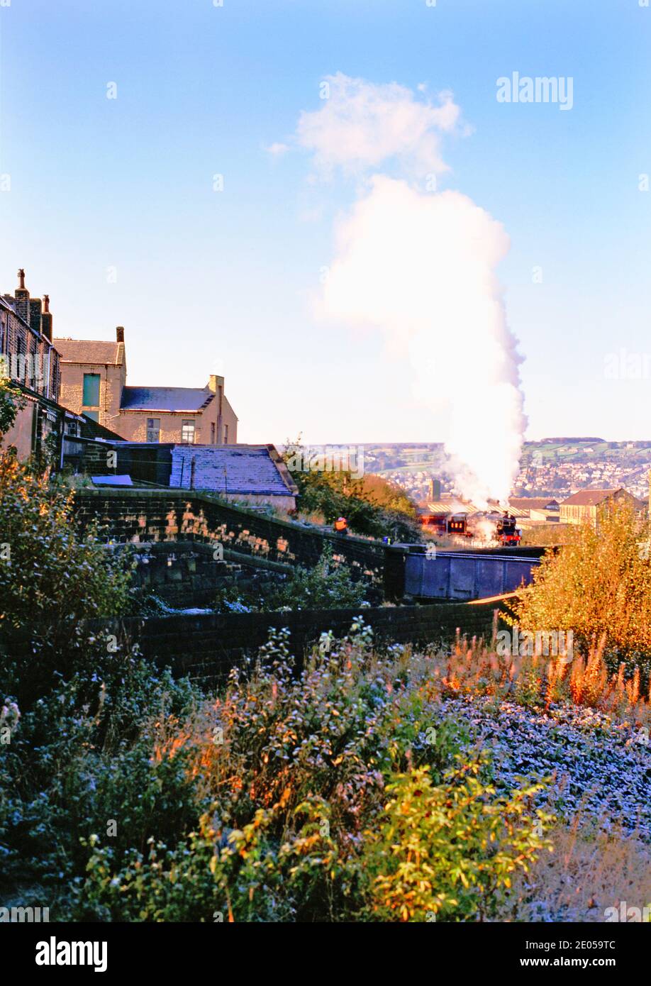 Black 5 zieht in der Ferne bei Keighley auf Keighley Worth Valley Railway, North Yorkshire, England Stockfoto