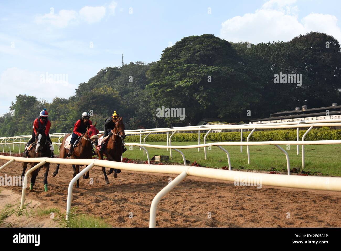 Pferderennen im 'Race Club RWITC Stadium' des Royal Western India Turf Club Limited, Pune Race Course Camp, Stockfoto