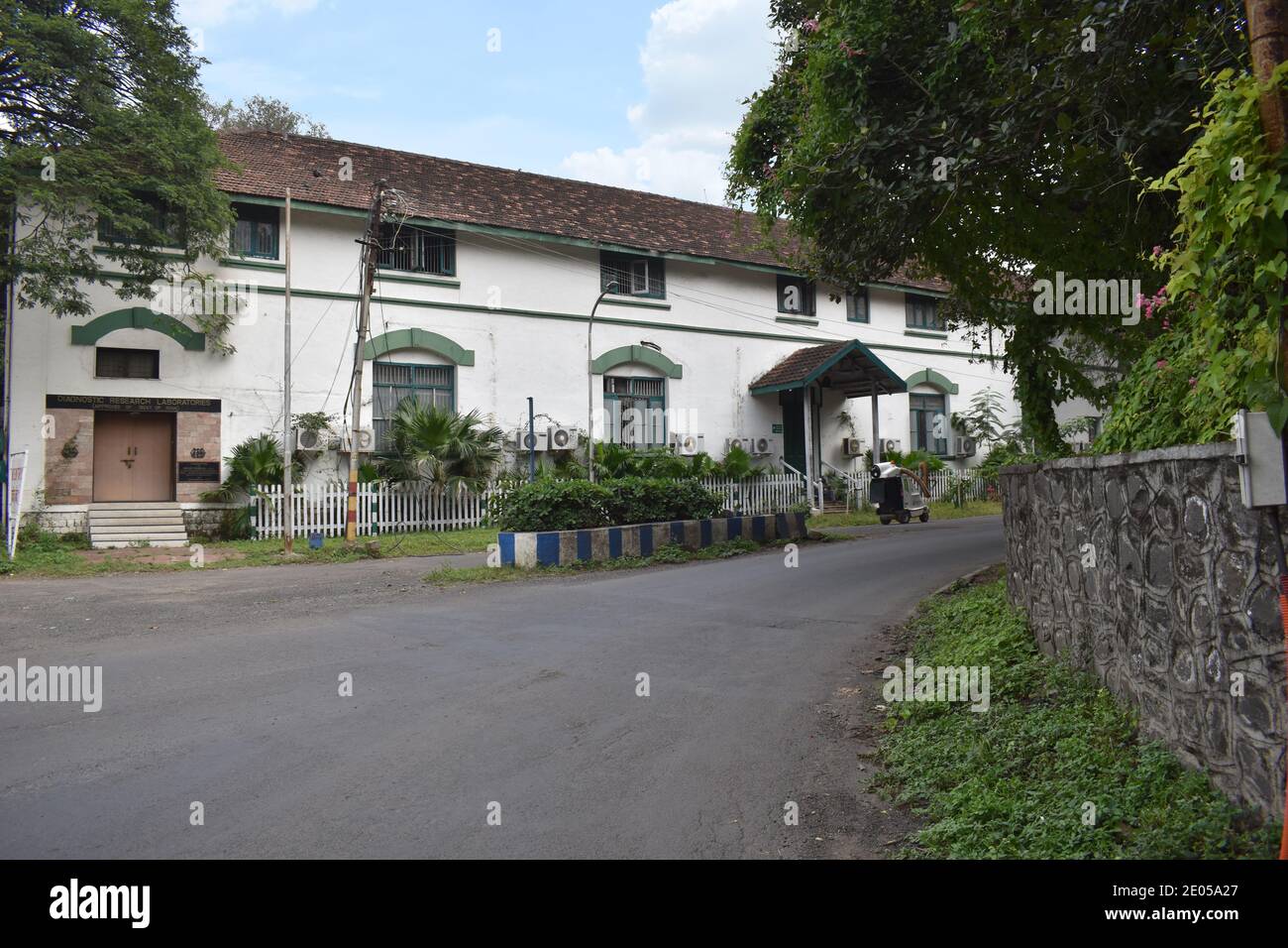 Altes Gebäude der Diagnostic Research Laboratories in der Nähe von Royal Western India Turf Club Limited, Pune Race Course Camp, Stockfoto