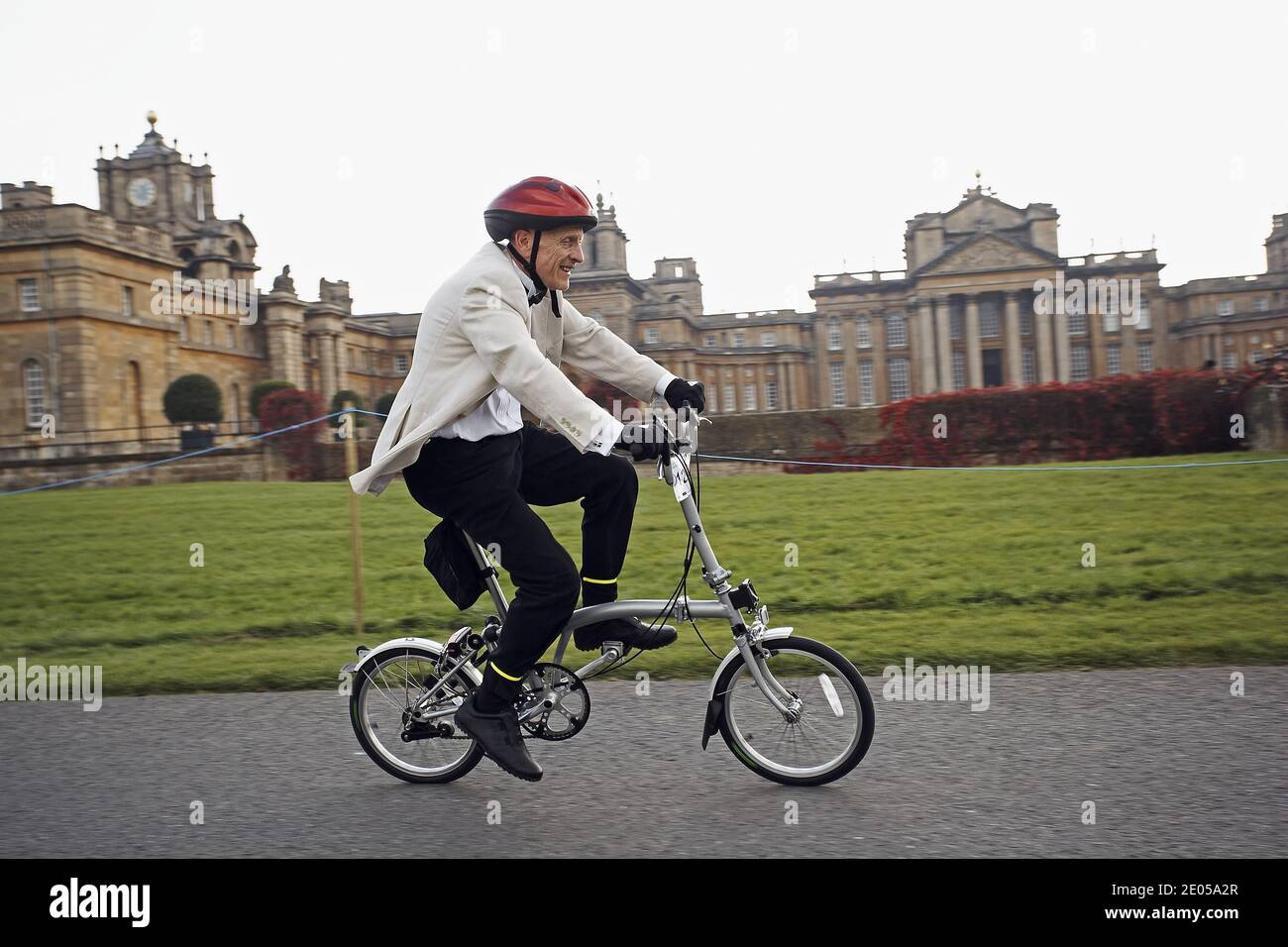 Senior-Teilnehmer auf einem Brompton-Faltrad bei der Brompton-Weltmeisterschaft, die im Blenheim Palace, Großbritannien, stattfand. Stockfoto