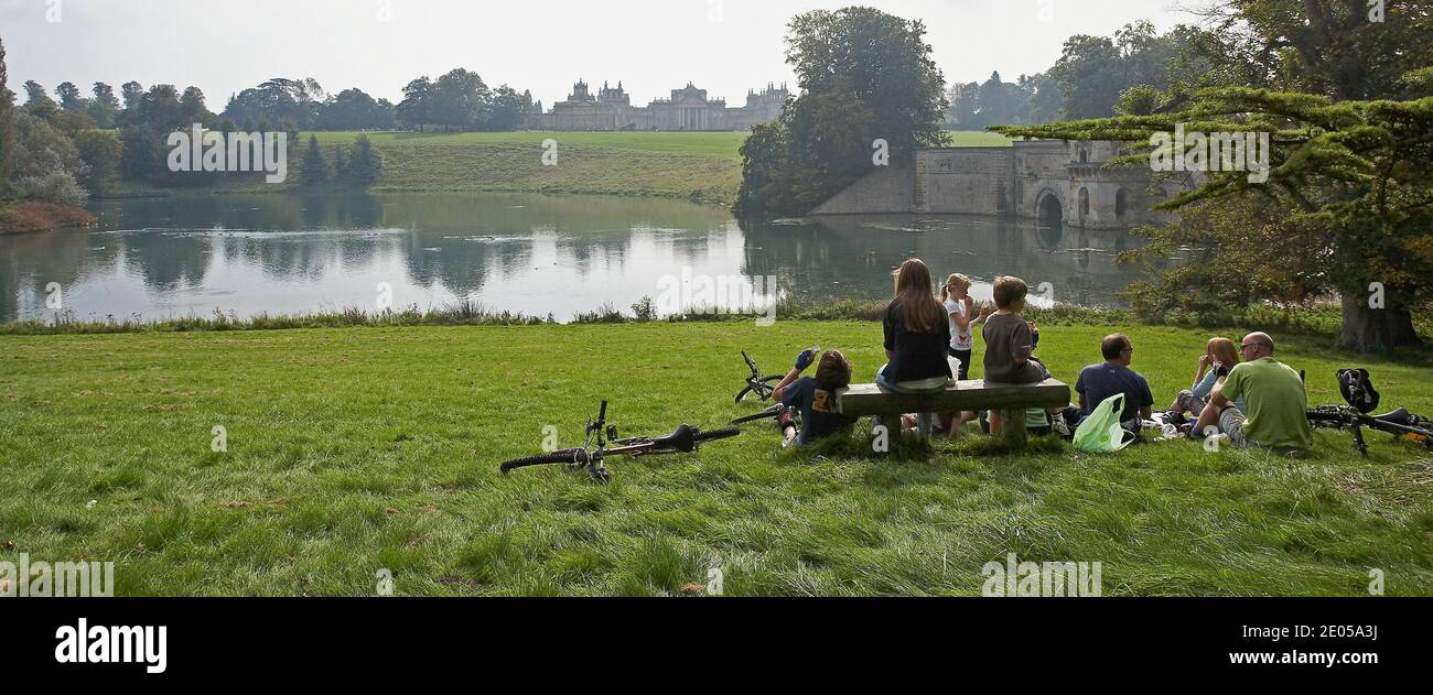 GROSSBRITANNIEN/England/Blenheim Palace/Happy Family hat Picknick im Freien. Stockfoto
