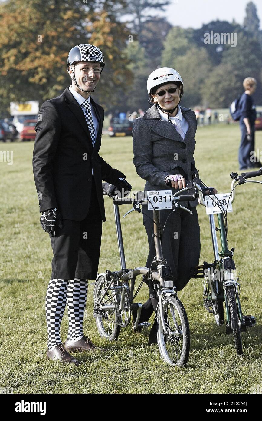 Paar posieren mit ihrem Brompton Faltfahrrad bei der Brompton World Championships, die im Blenheim Palace, Großbritannien, stattfinden. Stockfoto