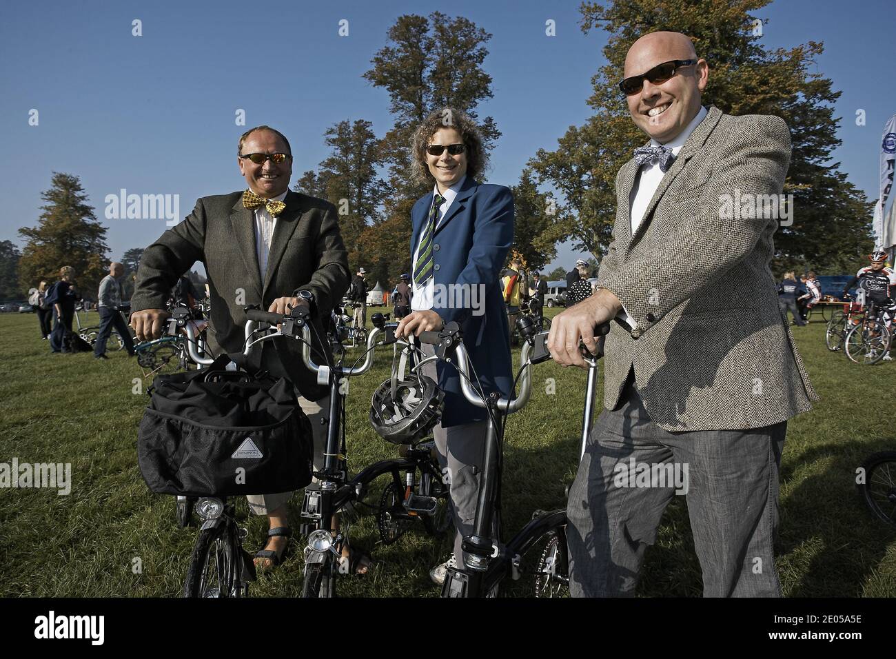 Männliche und weibliche Teilnehmer auf einem Brompton-Faltrad bei der Brompton-Weltmeisterschaft im Blenheim Palace, Großbritannien. Stockfoto