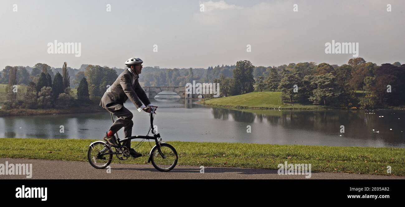 Geschäftsmann Radfahren auf dem Land, Großbritannien Stockfoto
