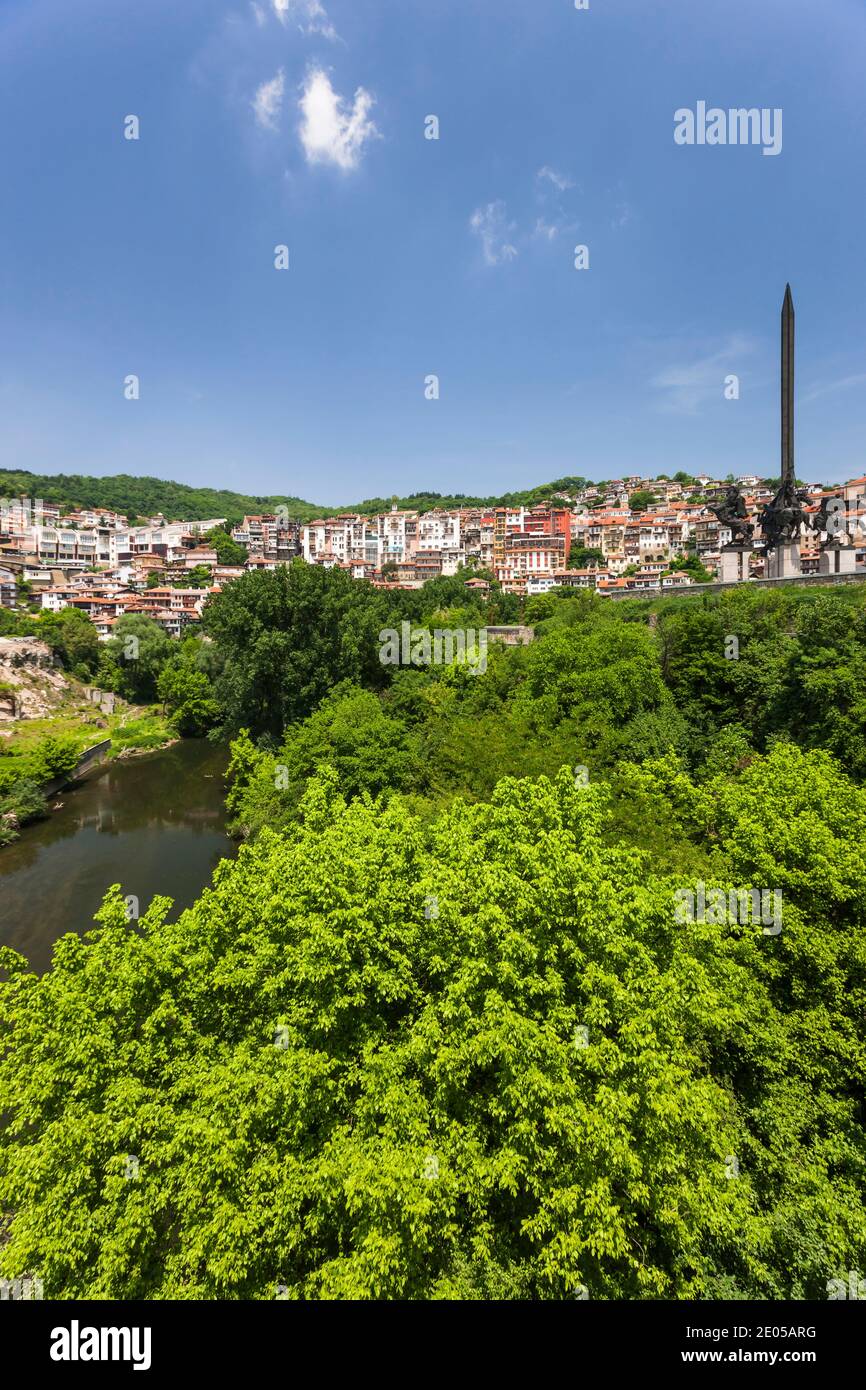 Malerische Aussicht auf die Innenstadt am Hang, und Yantra Fluss, historische Hauptstadt, Veliko Tarnovo, Veliko Tarnovo Provinz, Bulgarien, Südosteuropa, Europa Stockfoto