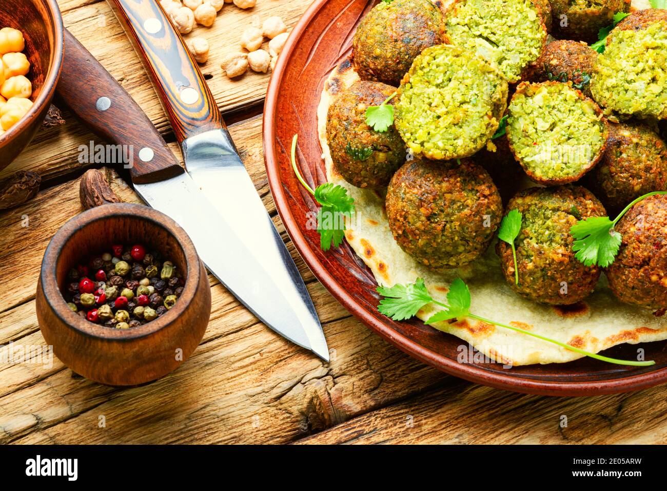 Frittierte Falafel-Kugeln aus gehackten Hülsenfrüchten oder Kichererbsen Stockfoto
