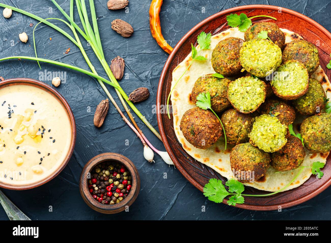 Frittierte Falafel-Kugeln aus gehackten Hülsenfrüchten oder Kichererbsen Stockfoto