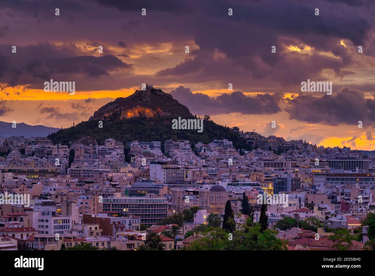 Stadtbild bei Sonnenaufgang mit Mount Lycabettus in Athen, Griechenland Stockfoto