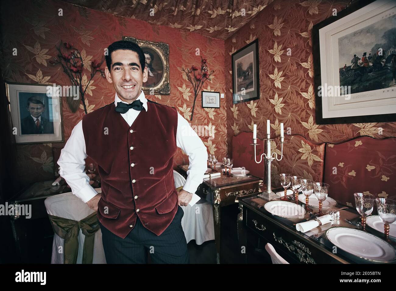 Ein Kellner mit Fliege im Au Vieux Restaurant, Paris, Frankreich Stockfoto