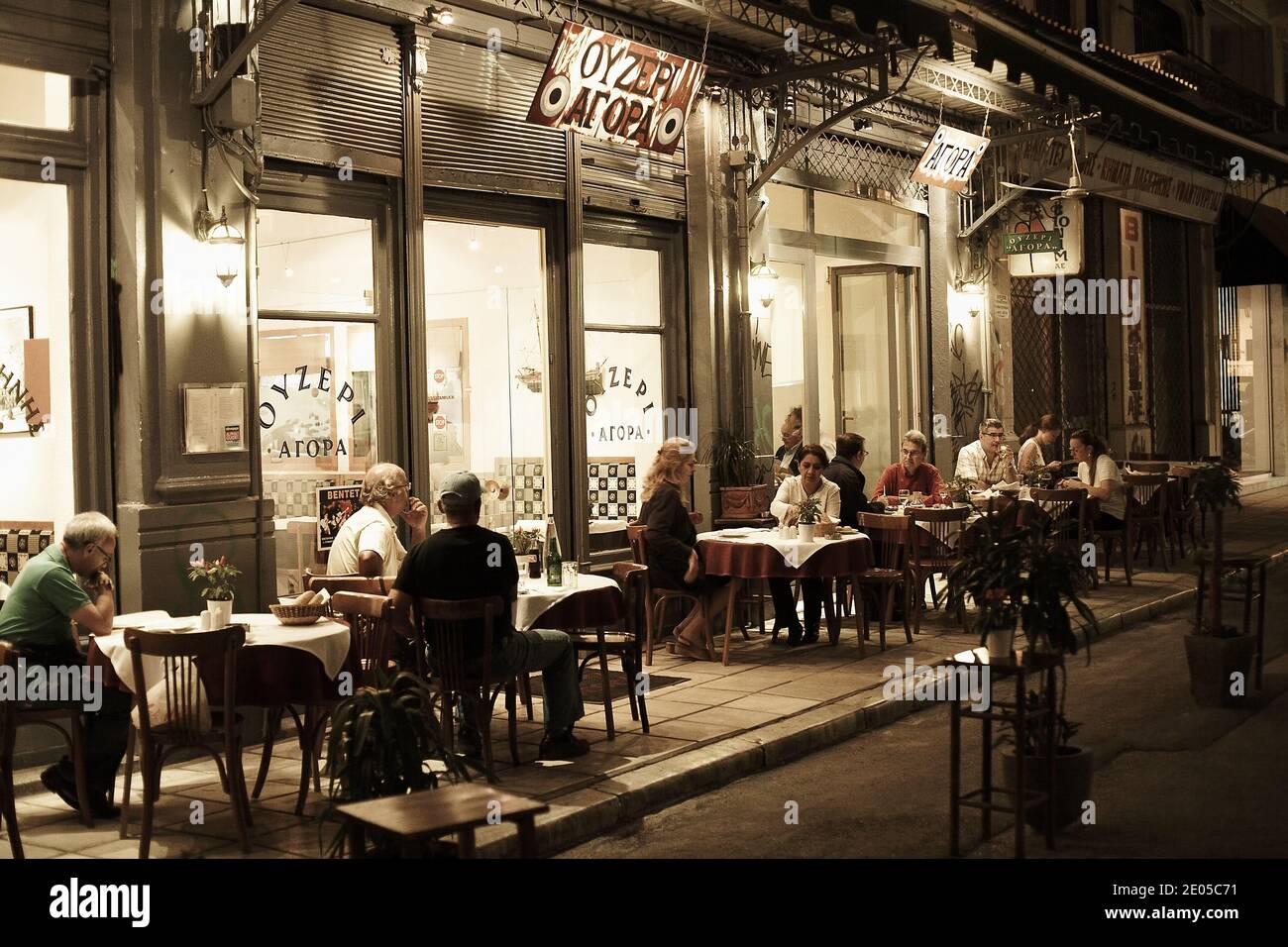 GRIECHENLAND / Mazedonien / Thessaloniki / Nachtleben im Stadtzentrum mit Restaurants und Tavernen Stockfoto