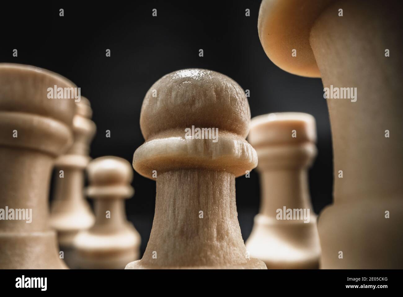 Schachspiel mit Schachfiguren vor schwarzem Hintergrund Stockfoto